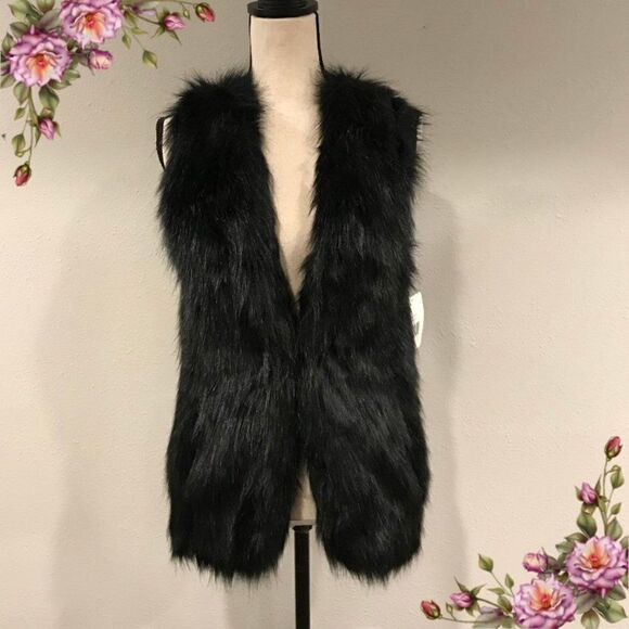 MAKE AN OFFER ;) Hook Closure Faux Fur Vest - Picture 1 of 11